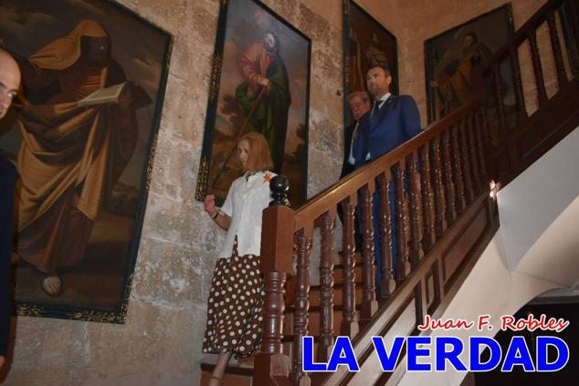 En la Torre Chacona, la Infanta Elena firmó en el libro de honor de la Cofradía y el hermano mayor, Luis Melgarejo, le hizo entrega de una réplica de la Cruz de Caravaca. Visitó las estancias del Museo de la Vera Cruz y subió hasta la Capilla de los Conjuros para ver la ciudad desde la zona más alta de la basílica. 