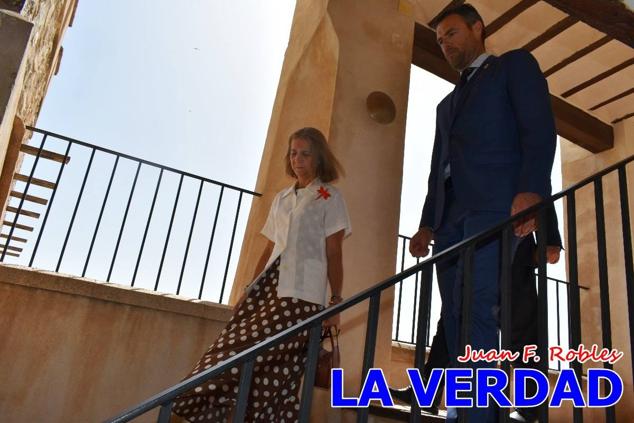 En la Torre Chacona, la Infanta Elena firmó en el libro de honor de la Cofradía y el hermano mayor, Luis Melgarejo, le hizo entrega de una réplica de la Cruz de Caravaca. Visitó las estancias del Museo de la Vera Cruz y subió hasta la Capilla de los Conjuros para ver la ciudad desde la zona más alta de la basílica. 