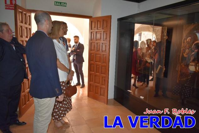 En la Torre Chacona, la Infanta Elena firmó en el libro de honor de la Cofradía y el hermano mayor, Luis Melgarejo, le hizo entrega de una réplica de la Cruz de Caravaca. Visitó las estancias del Museo de la Vera Cruz y subió hasta la Capilla de los Conjuros para ver la ciudad desde la zona más alta de la basílica. 
