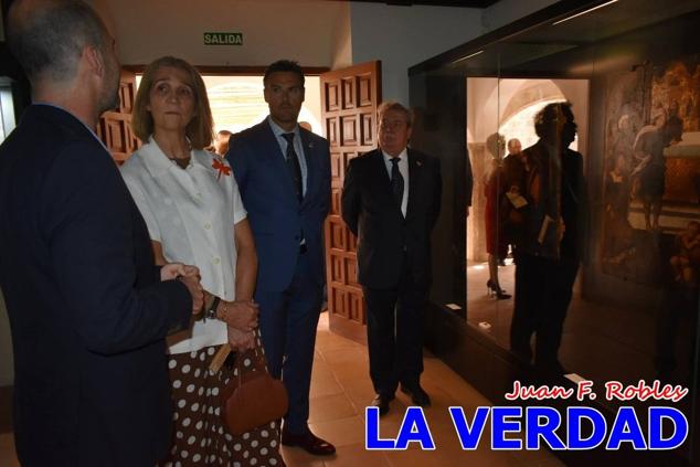 En la Torre Chacona, la Infanta Elena firmó en el libro de honor de la Cofradía y el hermano mayor, Luis Melgarejo, le hizo entrega de una réplica de la Cruz de Caravaca. Visitó las estancias del Museo de la Vera Cruz y subió hasta la Capilla de los Conjuros para ver la ciudad desde la zona más alta de la basílica. 