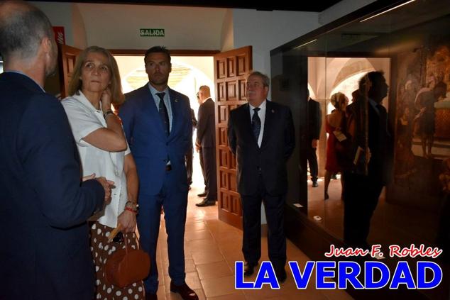 En la Torre Chacona, la Infanta Elena firmó en el libro de honor de la Cofradía y el hermano mayor, Luis Melgarejo, le hizo entrega de una réplica de la Cruz de Caravaca. Visitó las estancias del Museo de la Vera Cruz y subió hasta la Capilla de los Conjuros para ver la ciudad desde la zona más alta de la basílica. 