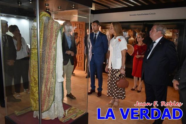 En la Torre Chacona, la Infanta Elena firmó en el libro de honor de la Cofradía y el hermano mayor, Luis Melgarejo, le hizo entrega de una réplica de la Cruz de Caravaca. Visitó las estancias del Museo de la Vera Cruz y subió hasta la Capilla de los Conjuros para ver la ciudad desde la zona más alta de la basílica. 