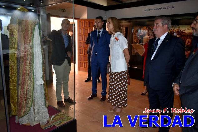 En la Torre Chacona, la Infanta Elena firmó en el libro de honor de la Cofradía y el hermano mayor, Luis Melgarejo, le hizo entrega de una réplica de la Cruz de Caravaca. Visitó las estancias del Museo de la Vera Cruz y subió hasta la Capilla de los Conjuros para ver la ciudad desde la zona más alta de la basílica. 
