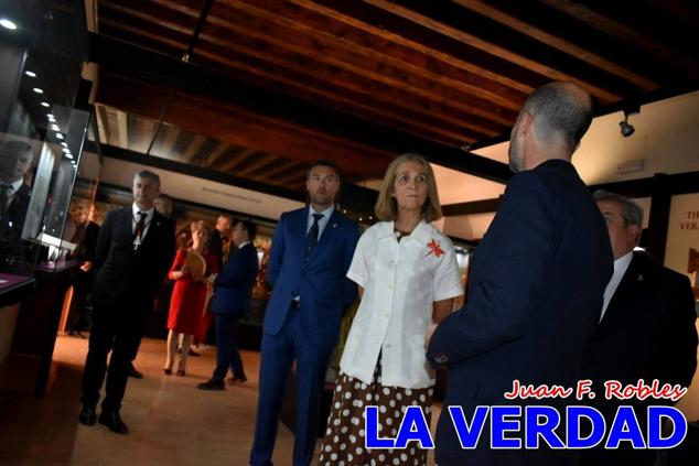 En la Torre Chacona, la Infanta Elena firmó en el libro de honor de la Cofradía y el hermano mayor, Luis Melgarejo, le hizo entrega de una réplica de la Cruz de Caravaca. Visitó las estancias del Museo de la Vera Cruz y subió hasta la Capilla de los Conjuros para ver la ciudad desde la zona más alta de la basílica. 