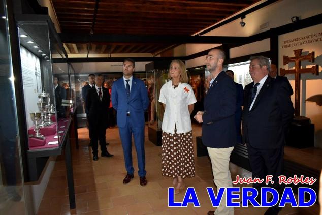 En la Torre Chacona, la Infanta Elena firmó en el libro de honor de la Cofradía y el hermano mayor, Luis Melgarejo, le hizo entrega de una réplica de la Cruz de Caravaca. Visitó las estancias del Museo de la Vera Cruz y subió hasta la Capilla de los Conjuros para ver la ciudad desde la zona más alta de la basílica. 