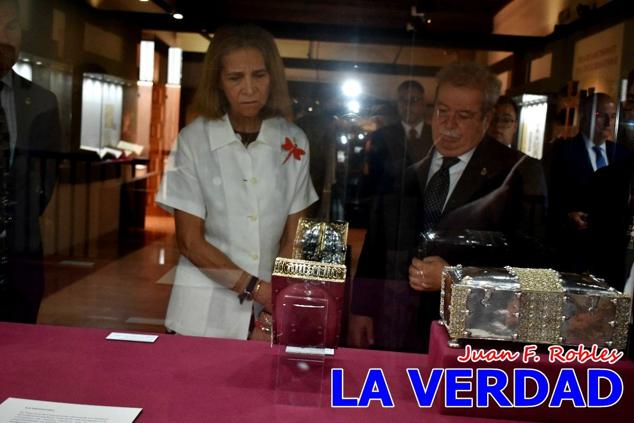 En la Torre Chacona, la Infanta Elena firmó en el libro de honor de la Cofradía y el hermano mayor, Luis Melgarejo, le hizo entrega de una réplica de la Cruz de Caravaca. Visitó las estancias del Museo de la Vera Cruz y subió hasta la Capilla de los Conjuros para ver la ciudad desde la zona más alta de la basílica. 
