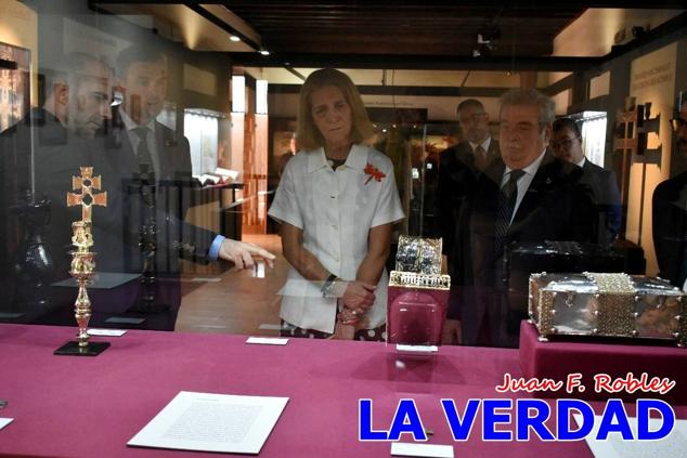 En la Torre Chacona, la Infanta Elena firmó en el libro de honor de la Cofradía y el hermano mayor, Luis Melgarejo, le hizo entrega de una réplica de la Cruz de Caravaca. Visitó las estancias del Museo de la Vera Cruz y subió hasta la Capilla de los Conjuros para ver la ciudad desde la zona más alta de la basílica. 