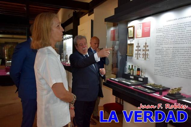 En la Torre Chacona, la Infanta Elena firmó en el libro de honor de la Cofradía y el hermano mayor, Luis Melgarejo, le hizo entrega de una réplica de la Cruz de Caravaca. Visitó las estancias del Museo de la Vera Cruz y subió hasta la Capilla de los Conjuros para ver la ciudad desde la zona más alta de la basílica. 