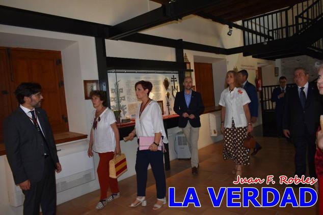 En la Torre Chacona, la Infanta Elena firmó en el libro de honor de la Cofradía y el hermano mayor, Luis Melgarejo, le hizo entrega de una réplica de la Cruz de Caravaca. Visitó las estancias del Museo de la Vera Cruz y subió hasta la Capilla de los Conjuros para ver la ciudad desde la zona más alta de la basílica. 