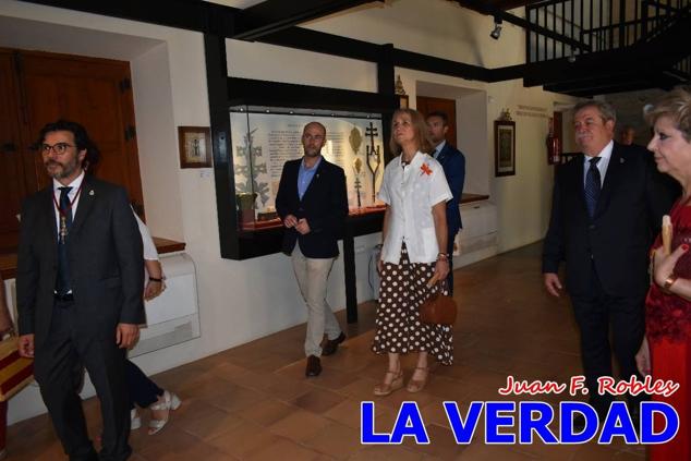 En la Torre Chacona, la Infanta Elena firmó en el libro de honor de la Cofradía y el hermano mayor, Luis Melgarejo, le hizo entrega de una réplica de la Cruz de Caravaca. Visitó las estancias del Museo de la Vera Cruz y subió hasta la Capilla de los Conjuros para ver la ciudad desde la zona más alta de la basílica. 
