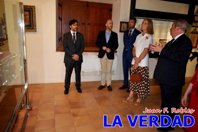 En la Torre Chacona, la Infanta Elena firmó en el libro de honor de la Cofradía y el hermano mayor, Luis Melgarejo, le hizo entrega de una réplica de la Cruz de Caravaca. Visitó las estancias del Museo de la Vera Cruz y subió hasta la Capilla de los Conjuros para ver la ciudad desde la zona más alta de la basílica. 