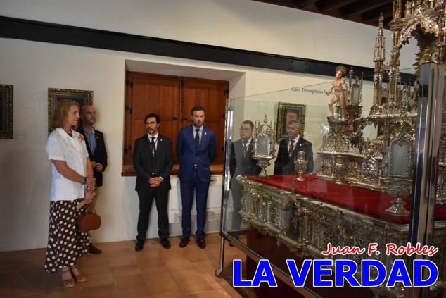En la Torre Chacona, la Infanta Elena firmó en el libro de honor de la Cofradía y el hermano mayor, Luis Melgarejo, le hizo entrega de una réplica de la Cruz de Caravaca. Visitó las estancias del Museo de la Vera Cruz y subió hasta la Capilla de los Conjuros para ver la ciudad desde la zona más alta de la basílica. 