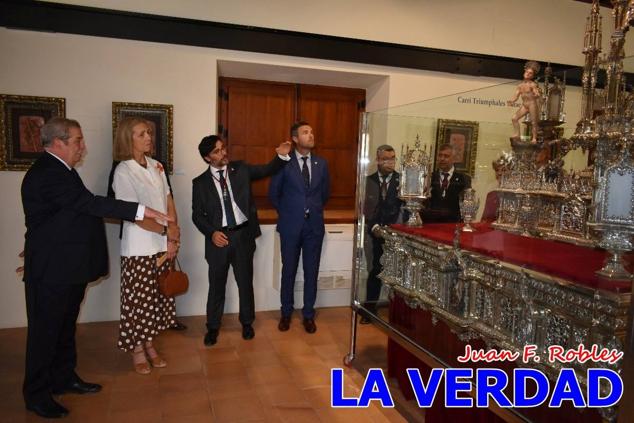 En la Torre Chacona, la Infanta Elena firmó en el libro de honor de la Cofradía y el hermano mayor, Luis Melgarejo, le hizo entrega de una réplica de la Cruz de Caravaca. Visitó las estancias del Museo de la Vera Cruz y subió hasta la Capilla de los Conjuros para ver la ciudad desde la zona más alta de la basílica. 