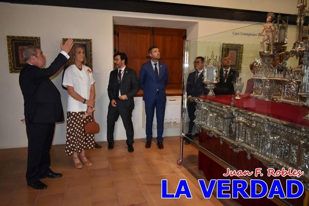 En la Torre Chacona, la Infanta Elena firmó en el libro de honor de la Cofradía y el hermano mayor, Luis Melgarejo, le hizo entrega de una réplica de la Cruz de Caravaca. Visitó las estancias del Museo de la Vera Cruz y subió hasta la Capilla de los Conjuros para ver la ciudad desde la zona más alta de la basílica. 