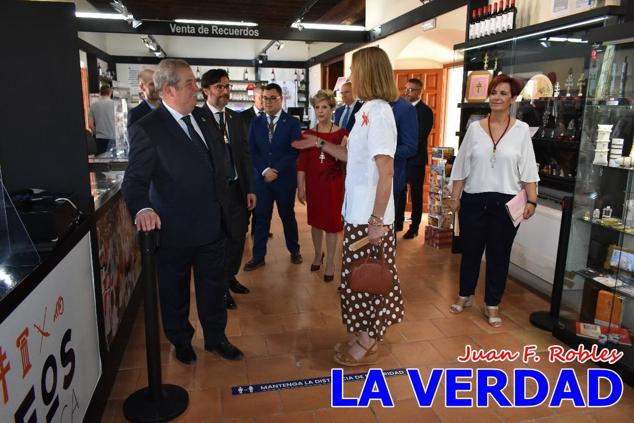 En la Torre Chacona, la Infanta Elena firmó en el libro de honor de la Cofradía y el hermano mayor, Luis Melgarejo, le hizo entrega de una réplica de la Cruz de Caravaca. Visitó las estancias del Museo de la Vera Cruz y subió hasta la Capilla de los Conjuros para ver la ciudad desde la zona más alta de la basílica. 