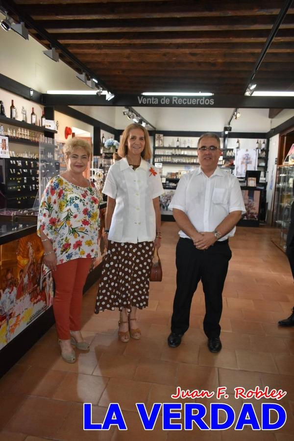 En la Torre Chacona, la Infanta Elena firmó en el libro de honor de la Cofradía y el hermano mayor, Luis Melgarejo, le hizo entrega de una réplica de la Cruz de Caravaca. Visitó las estancias del Museo de la Vera Cruz y subió hasta la Capilla de los Conjuros para ver la ciudad desde la zona más alta de la basílica. 