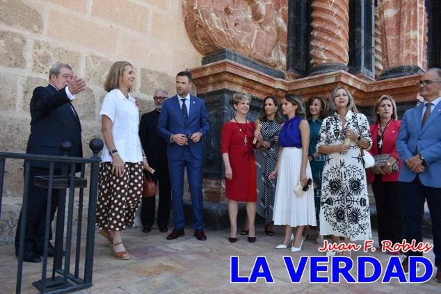 En la Torre Chacona, la Infanta Elena firmó en el libro de honor de la Cofradía y el hermano mayor, Luis Melgarejo, le hizo entrega de una réplica de la Cruz de Caravaca. Visitó las estancias del Museo de la Vera Cruz y subió hasta la Capilla de los Conjuros para ver la ciudad desde la zona más alta de la basílica. 
