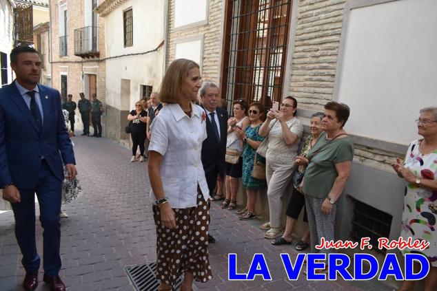 El programa de la visita de la Infanta Elena concluyó con un recorrido por la Casa-Museo de los Caballos del Vino; un momento que había despertado gran expectación entre los caballistas ya que doña Elena ostenta el título de Amazona Honoraria del Bando de los Caballos del Vino desde 1990, fecha en la que aceptó el nombramiento. 