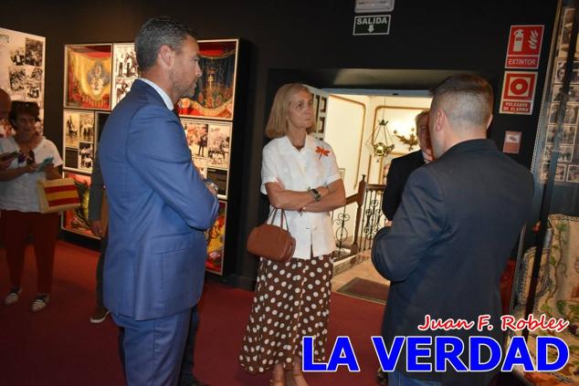 El programa de la visita de la Infanta Elena concluyó con un recorrido por la Casa-Museo de los Caballos del Vino; un momento que había despertado gran expectación entre los caballistas ya que doña Elena ostenta el título de Amazona Honoraria del Bando de los Caballos del Vino desde 1990, fecha en la que aceptó el nombramiento. 