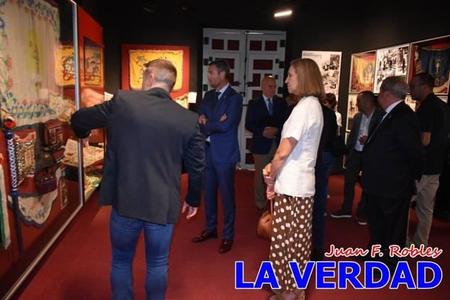 El programa de la visita de la Infanta Elena concluyó con un recorrido por la Casa-Museo de los Caballos del Vino; un momento que había despertado gran expectación entre los caballistas ya que doña Elena ostenta el título de Amazona Honoraria del Bando de los Caballos del Vino desde 1990, fecha en la que aceptó el nombramiento. 