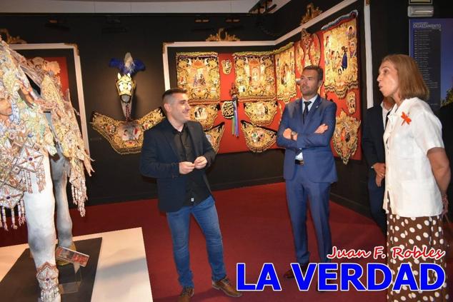 El programa de la visita de la Infanta Elena concluyó con un recorrido por la Casa-Museo de los Caballos del Vino; un momento que había despertado gran expectación entre los caballistas ya que doña Elena ostenta el título de Amazona Honoraria del Bando de los Caballos del Vino desde 1990, fecha en la que aceptó el nombramiento. 