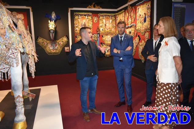 El programa de la visita de la Infanta Elena concluyó con un recorrido por la Casa-Museo de los Caballos del Vino; un momento que había despertado gran expectación entre los caballistas ya que doña Elena ostenta el título de Amazona Honoraria del Bando de los Caballos del Vino desde 1990, fecha en la que aceptó el nombramiento. 