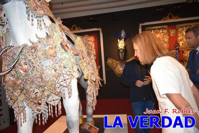 El programa de la visita de la Infanta Elena concluyó con un recorrido por la Casa-Museo de los Caballos del Vino; un momento que había despertado gran expectación entre los caballistas ya que doña Elena ostenta el título de Amazona Honoraria del Bando de los Caballos del Vino desde 1990, fecha en la que aceptó el nombramiento. 