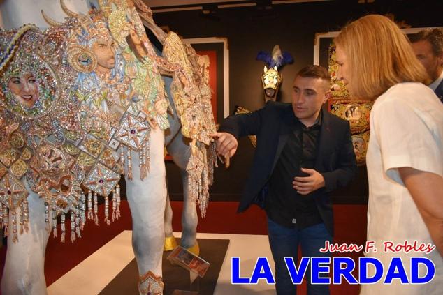 El programa de la visita de la Infanta Elena concluyó con un recorrido por la Casa-Museo de los Caballos del Vino; un momento que había despertado gran expectación entre los caballistas ya que doña Elena ostenta el título de Amazona Honoraria del Bando de los Caballos del Vino desde 1990, fecha en la que aceptó el nombramiento. 