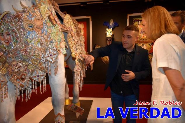 El programa de la visita de la Infanta Elena concluyó con un recorrido por la Casa-Museo de los Caballos del Vino; un momento que había despertado gran expectación entre los caballistas ya que doña Elena ostenta el título de Amazona Honoraria del Bando de los Caballos del Vino desde 1990, fecha en la que aceptó el nombramiento. 