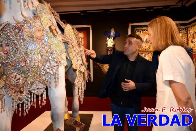 El programa de la visita de la Infanta Elena concluyó con un recorrido por la Casa-Museo de los Caballos del Vino; un momento que había despertado gran expectación entre los caballistas ya que doña Elena ostenta el título de Amazona Honoraria del Bando de los Caballos del Vino desde 1990, fecha en la que aceptó el nombramiento. 