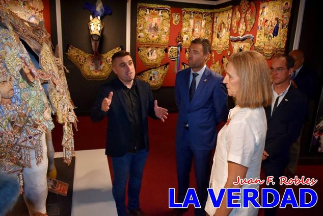 El programa de la visita de la Infanta Elena concluyó con un recorrido por la Casa-Museo de los Caballos del Vino; un momento que había despertado gran expectación entre los caballistas ya que doña Elena ostenta el título de Amazona Honoraria del Bando de los Caballos del Vino desde 1990, fecha en la que aceptó el nombramiento. 