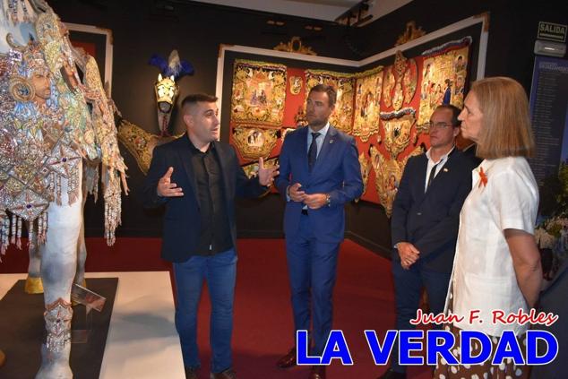 El programa de la visita de la Infanta Elena concluyó con un recorrido por la Casa-Museo de los Caballos del Vino; un momento que había despertado gran expectación entre los caballistas ya que doña Elena ostenta el título de Amazona Honoraria del Bando de los Caballos del Vino desde 1990, fecha en la que aceptó el nombramiento. 