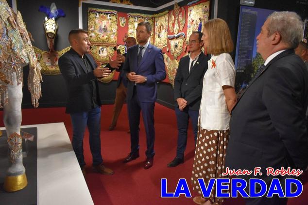 El programa de la visita de la Infanta Elena concluyó con un recorrido por la Casa-Museo de los Caballos del Vino; un momento que había despertado gran expectación entre los caballistas ya que doña Elena ostenta el título de Amazona Honoraria del Bando de los Caballos del Vino desde 1990, fecha en la que aceptó el nombramiento. 