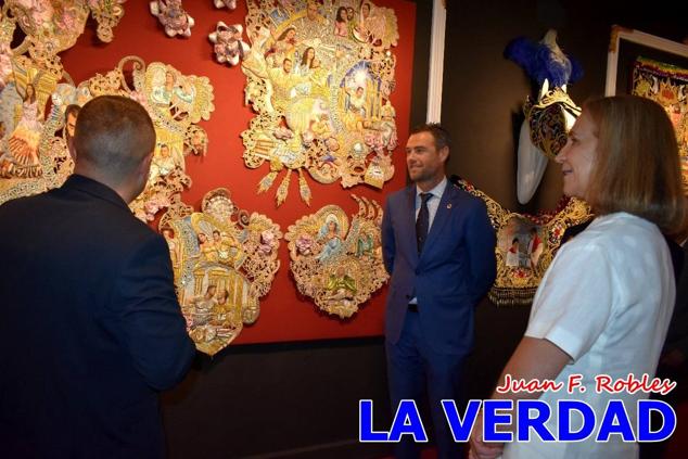 El programa de la visita de la Infanta Elena concluyó con un recorrido por la Casa-Museo de los Caballos del Vino; un momento que había despertado gran expectación entre los caballistas ya que doña Elena ostenta el título de Amazona Honoraria del Bando de los Caballos del Vino desde 1990, fecha en la que aceptó el nombramiento. 