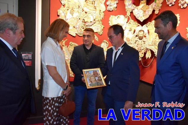 El programa de la visita de la Infanta Elena concluyó con un recorrido por la Casa-Museo de los Caballos del Vino; un momento que había despertado gran expectación entre los caballistas ya que doña Elena ostenta el título de Amazona Honoraria del Bando de los Caballos del Vino desde 1990, fecha en la que aceptó el nombramiento. 