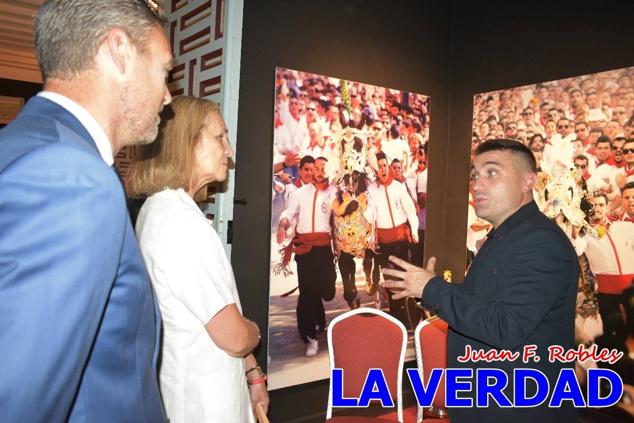 El programa de la visita de la Infanta Elena concluyó con un recorrido por la Casa-Museo de los Caballos del Vino; un momento que había despertado gran expectación entre los caballistas ya que doña Elena ostenta el título de Amazona Honoraria del Bando de los Caballos del Vino desde 1990, fecha en la que aceptó el nombramiento. 