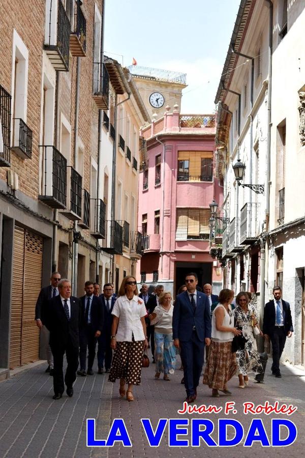 Antes de abandonar la ciudad, la Infanta Elena recorrió la calle Mayor y entró al convento de San José, Fundación de Santa Teresa de Jesús. 