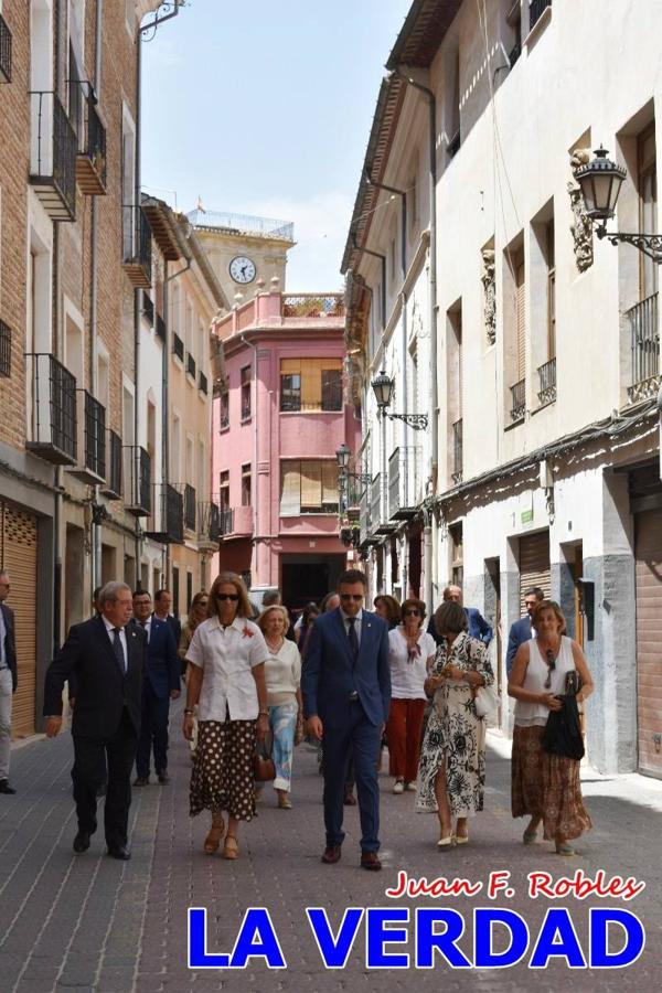 Antes de abandonar la ciudad, la Infanta Elena recorrió la calle Mayor y entró al convento de San José, Fundación de Santa Teresa de Jesús. 