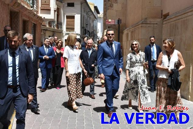 Antes de abandonar la ciudad, la Infanta Elena recorrió la calle Mayor y entró al convento de San José, Fundación de Santa Teresa de Jesús. 