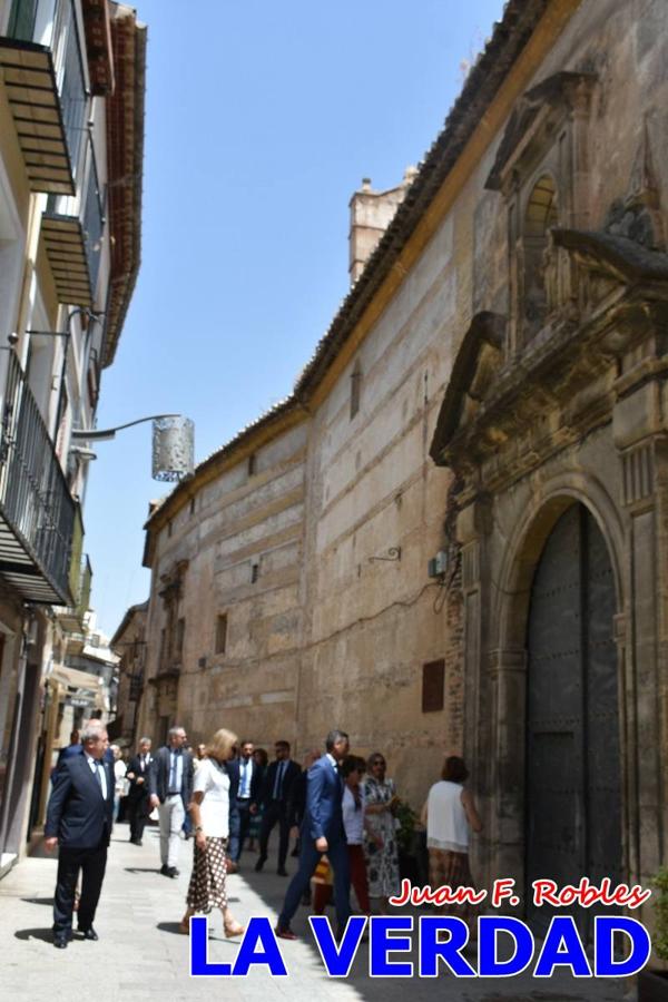 Antes de abandonar la ciudad, la Infanta Elena recorrió la calle Mayor y entró al convento de San José, Fundación de Santa Teresa de Jesús. 