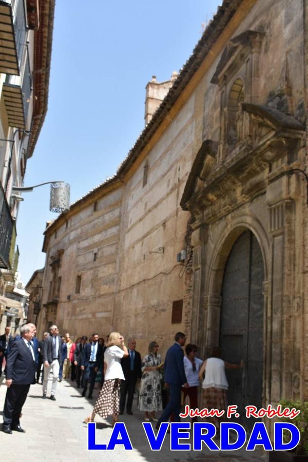 Antes de abandonar la ciudad, la Infanta Elena recorrió la calle Mayor y entró al convento de San José, Fundación de Santa Teresa de Jesús. 