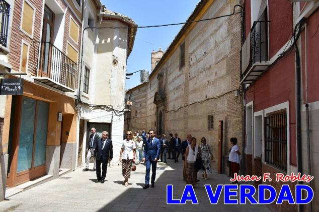 Antes de abandonar la ciudad, la Infanta Elena recorrió la calle Mayor y entró al convento de San José, Fundación de Santa Teresa de Jesús. 