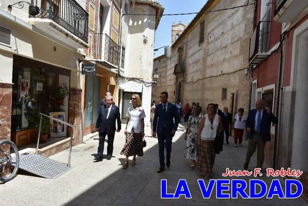 Antes de abandonar la ciudad, la Infanta Elena recorrió la calle Mayor y entró al convento de San José, Fundación de Santa Teresa de Jesús. 