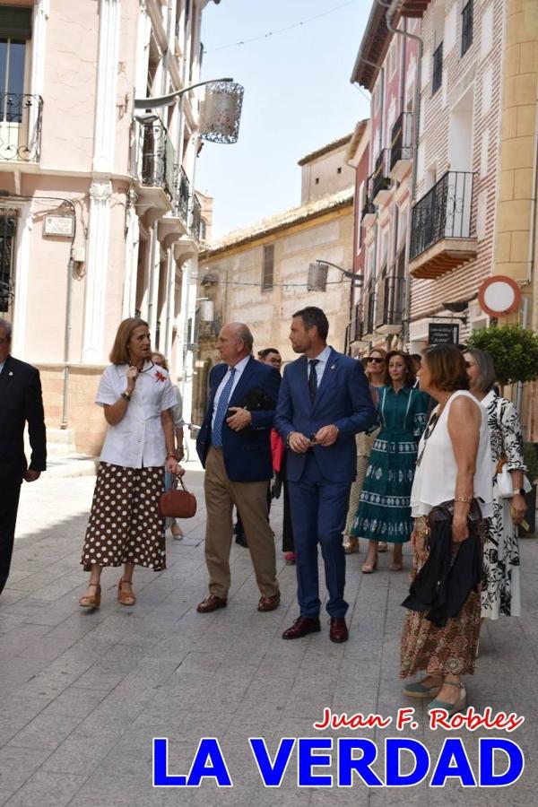 Antes de abandonar la ciudad, la Infanta Elena recorrió la calle Mayor y entró al convento de San José, Fundación de Santa Teresa de Jesús. 