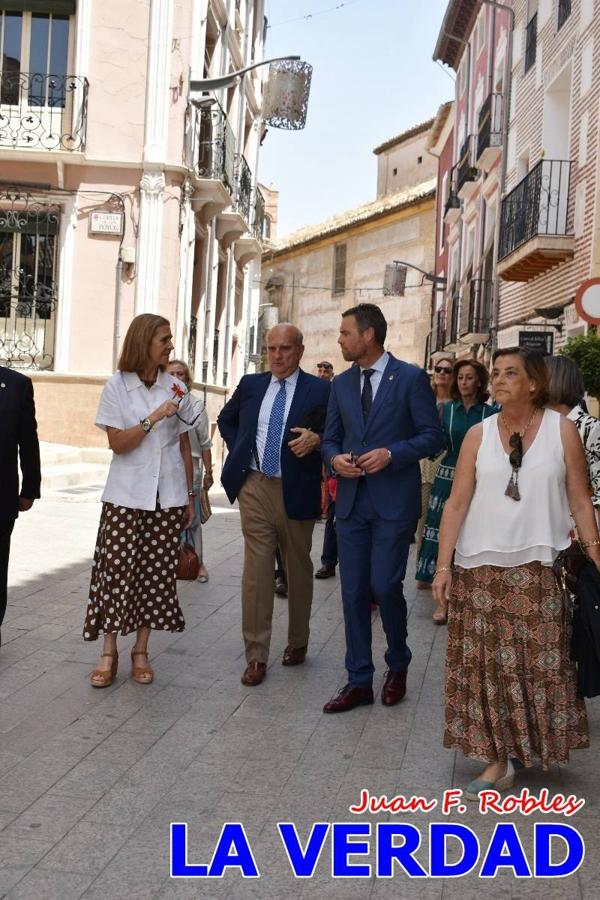 Antes de abandonar la ciudad, la Infanta Elena recorrió la calle Mayor y entró al convento de San José, Fundación de Santa Teresa de Jesús. 