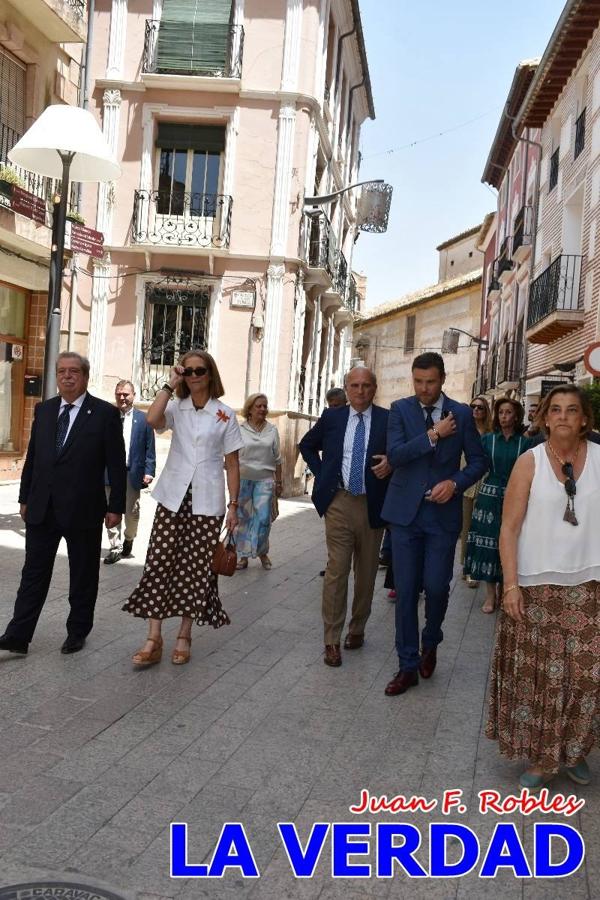 Antes de abandonar la ciudad, la Infanta Elena recorrió la calle Mayor y entró al convento de San José, Fundación de Santa Teresa de Jesús. 