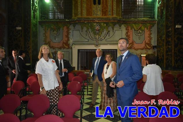 Antes de abandonar la ciudad, la Infanta Elena recorrió la calle Mayor y entró al convento de San José, Fundación de Santa Teresa de Jesús. 