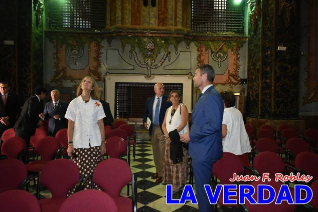 Antes de abandonar la ciudad, la Infanta Elena recorrió la calle Mayor y entró al convento de San José, Fundación de Santa Teresa de Jesús. 