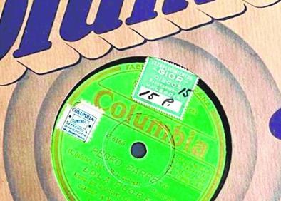 Imagen secundaria 1 - Barrera abrió la puerta grande en Barcelona al poco de acabar la Guerra Civil. El disco de pizarra con la grabación y el anuncio en la Feria de Murcia en 1942. 