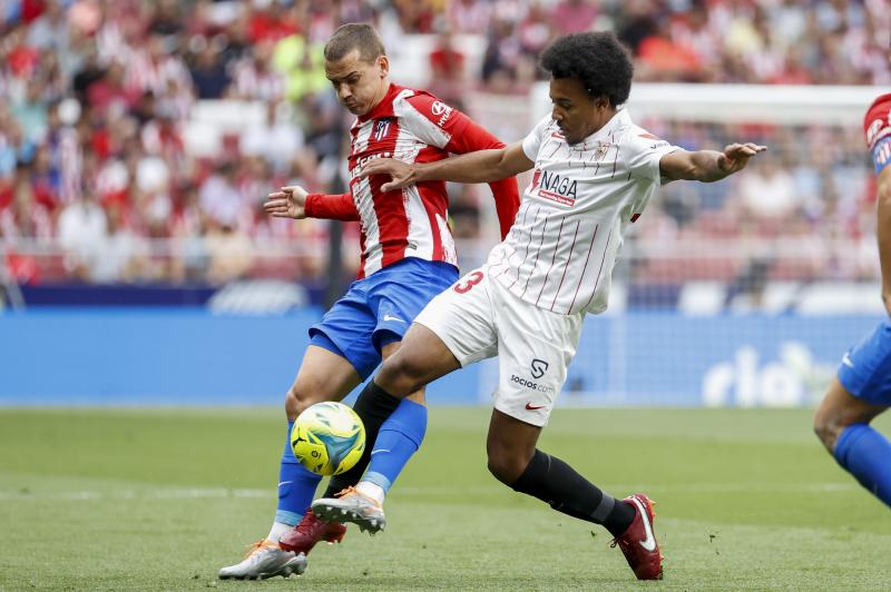 Koundé, uno de los defensas pretendidos por el conjunto culé, pugna por un balón con Griezmann en un encuentro de esta pasada temporada.